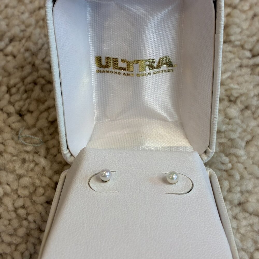 Ultra Freshwater Pearl with 14K Yellow Gold Locking Back 4mm in White Hard Box - Picture 4 of 13